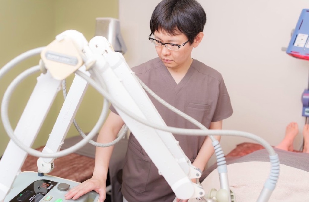 レーザー機器を用いた施術の様子。