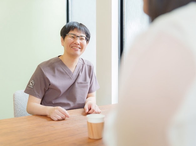 問診で患者様のお話を伺うスタッフの様子。