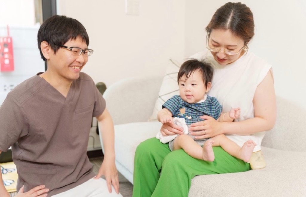 明るく清潔感のある院内で、施術内容の説明を受ける患者様の様子。