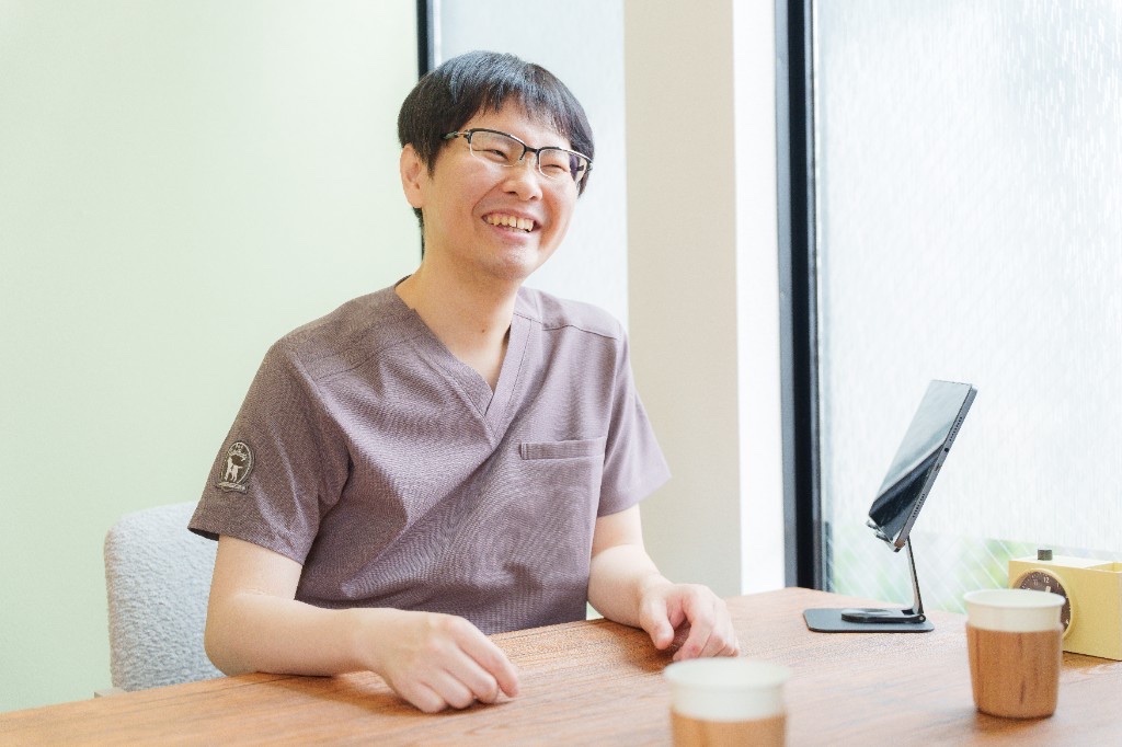 院内で笑顔で話す鍼灸師の様子。
